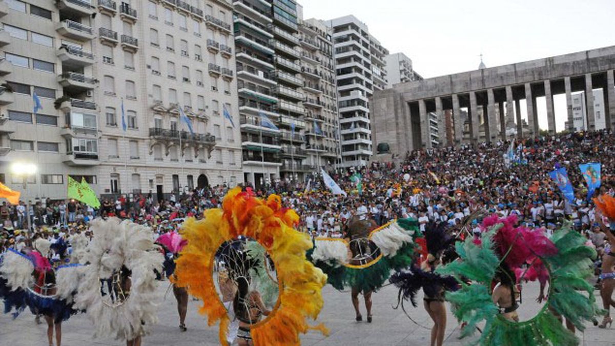 Colorida fiesta en el Monumento junto a chicos y jóvenes de las