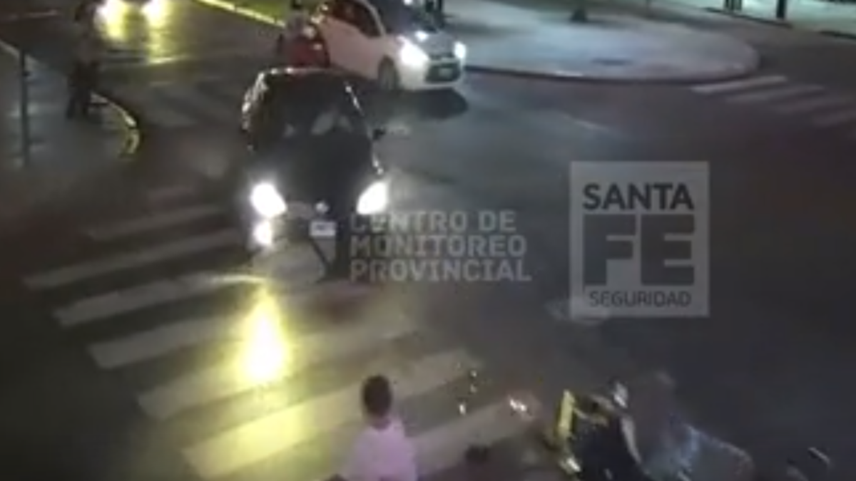 El impactante video del choque entre una moto y un auto en Oroño y Córdoba