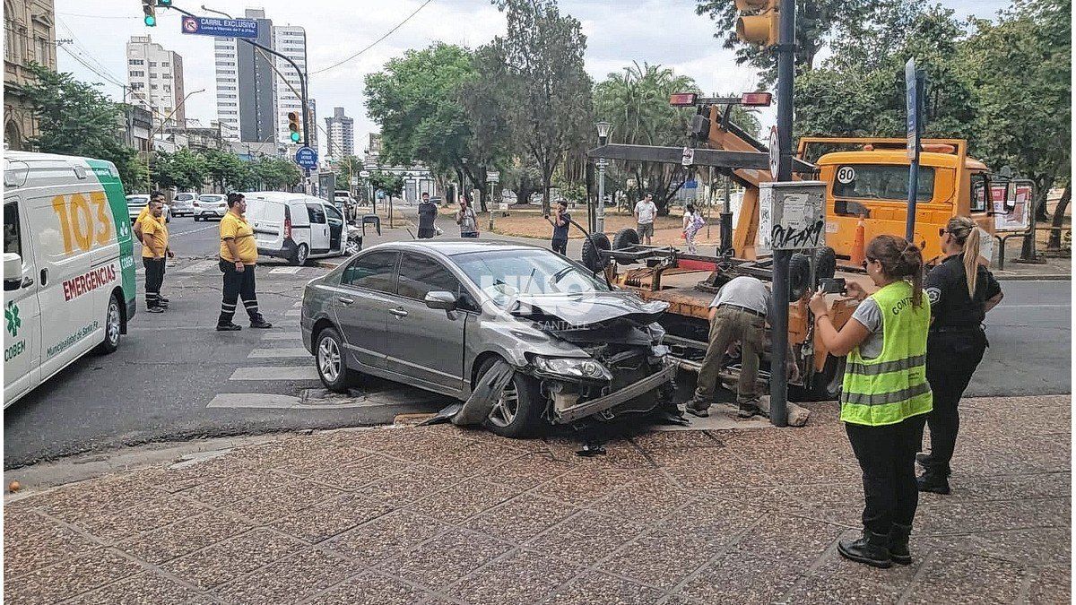 Violento accidente en la esquina de la Plaza España dos vehículos