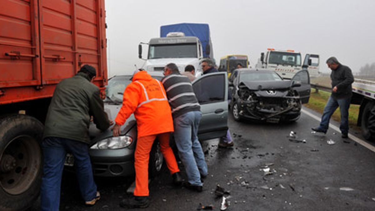 Múltiples choques en la autopista causaron dos muertos y 20 heridos