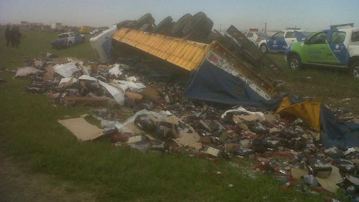 Espectacular vuelco de un camión en la autopista Rosario Buenos Aires