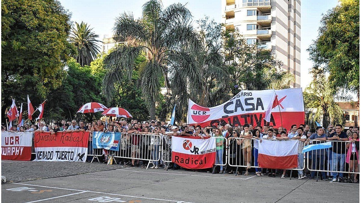 La militancia radical dijo presente en la Legislatura para acompañar la