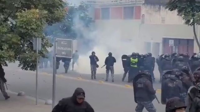 Tensi N En Jujuy Violenta Protesta Contra La Legislatura Provincial