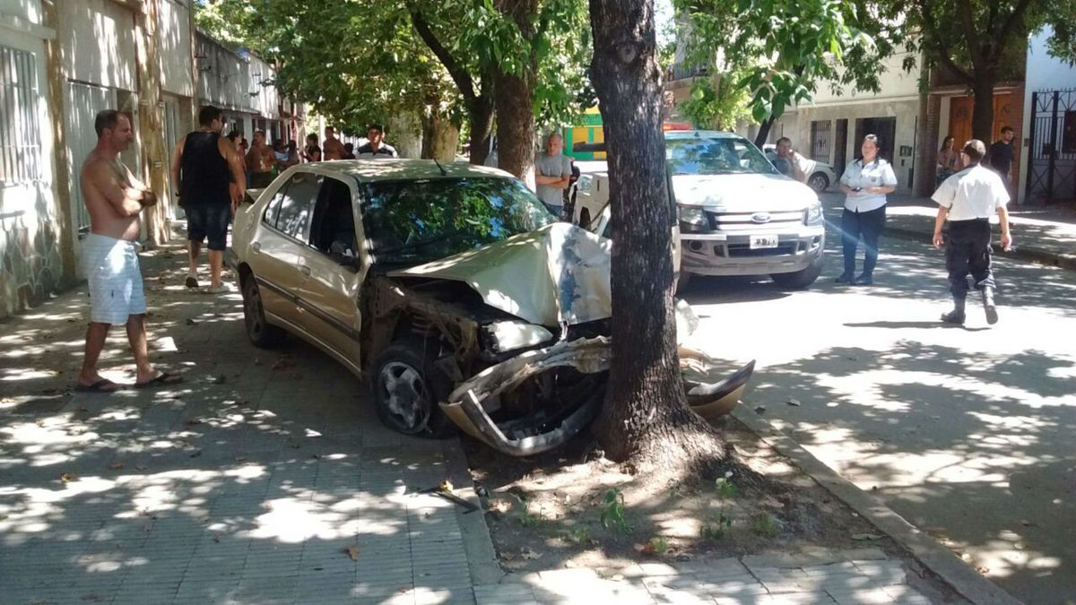 Un conductor chocó contra un árbol tras intentar evadir un control de