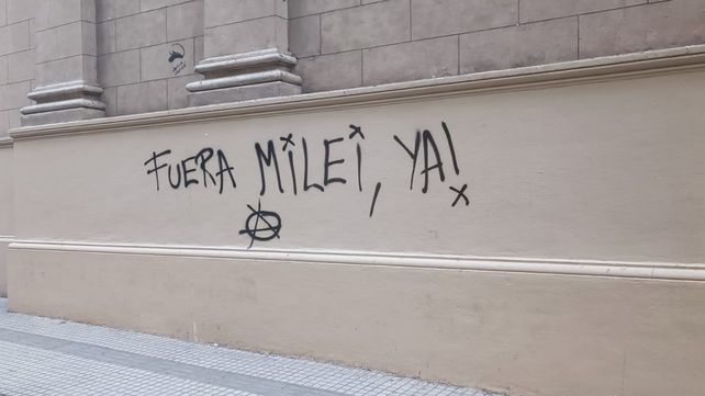 Aparecieron Pintadas En La Catedral En Contra De Javier Milei Y