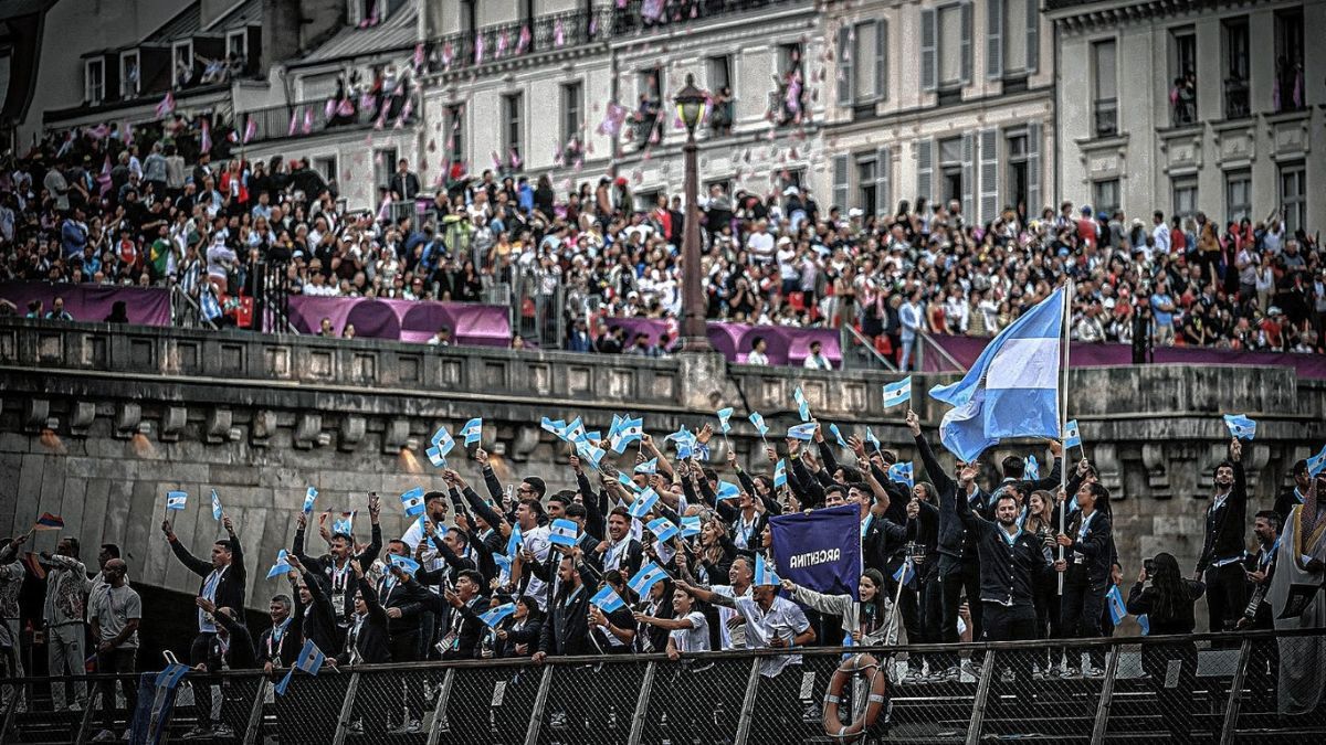 Con El Santafesino De Cecco A La Cabeza Argentina Desfil En La