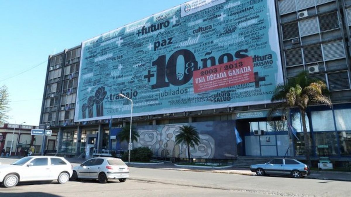 Colocaron Una Nueva Gigantograf A Sobre La Fachada Del Cge