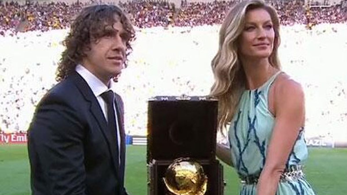 Carles Puyol Y Gisele Bundchen Posaron Con La Copa Del Mundo