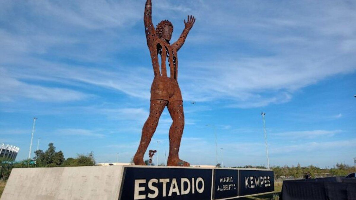 Matador Eterno Mario Kempes Tiene Su Estatua En El Estadio Con Su Nombre