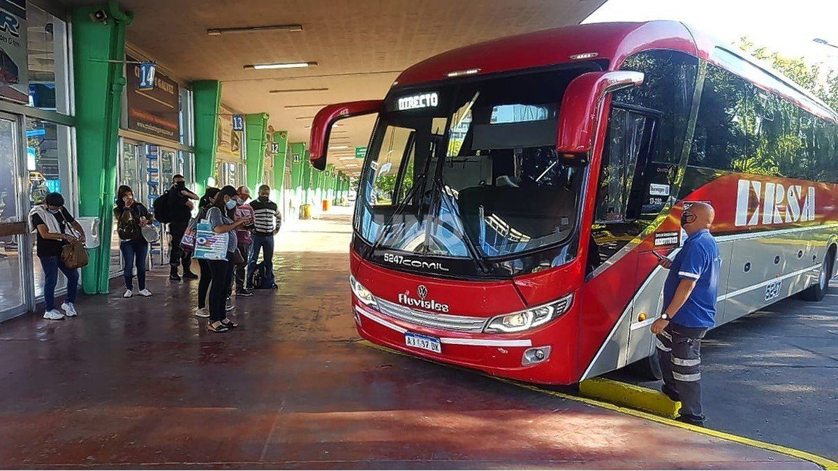 Volvió el servicio de colectivos que une Santa Fe Paraná horarios y