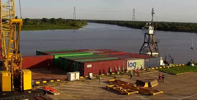 La Primera Barcaza De Contenedores Arrib Al Puerto De Santa Fe Desde