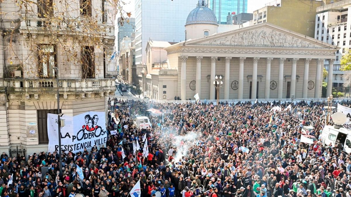 Multitudinaria Marcha A Plaza De Mayo Tras El Atentado Contra La