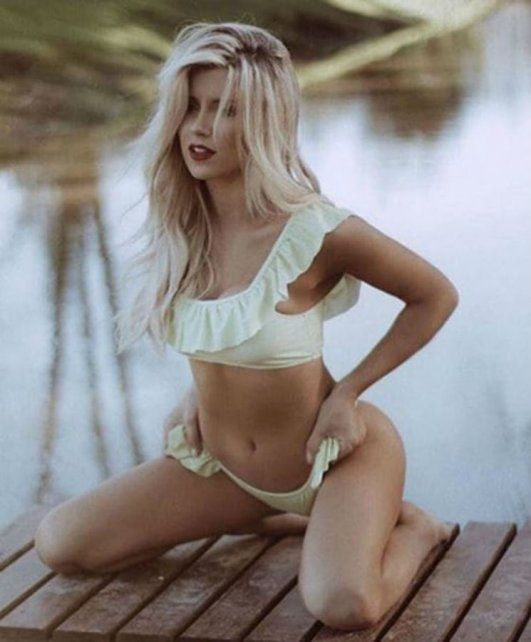 Infartantes fotos de Laurita Fernández que cambia de bikinis para adelantar la primavera