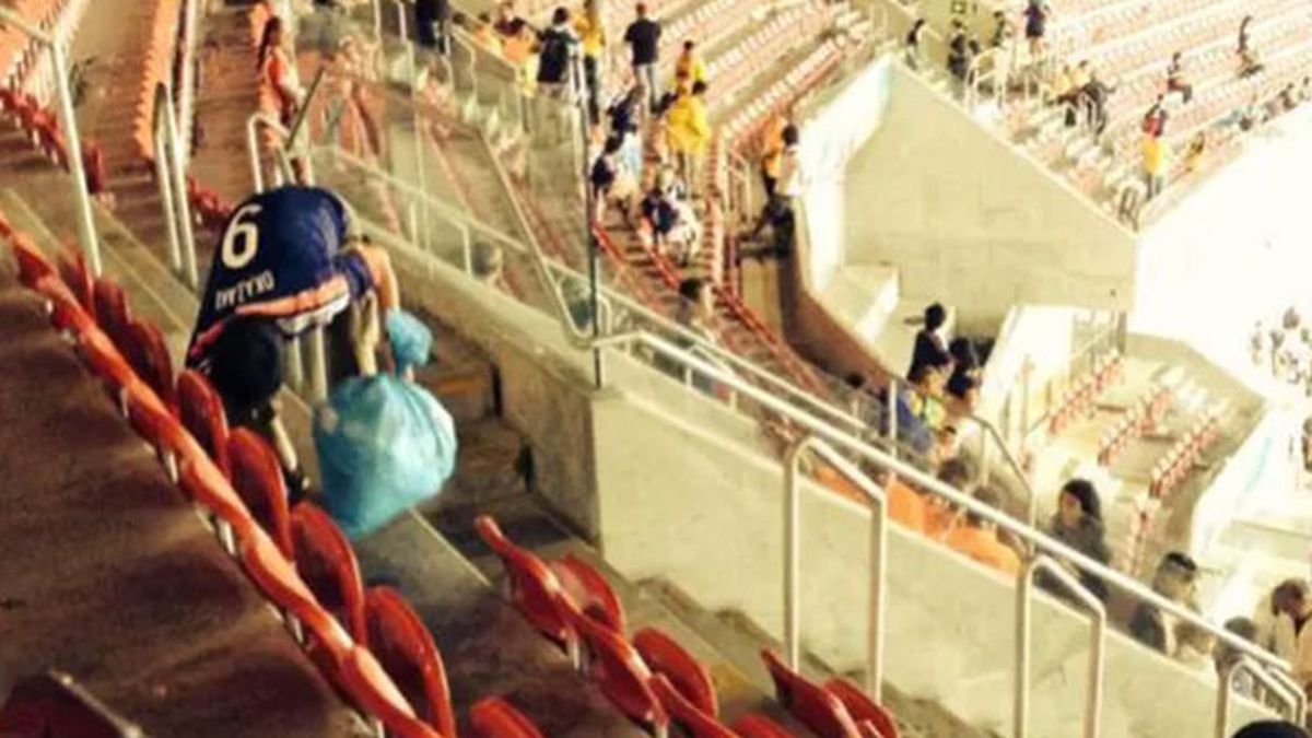 Los Hinchas Japoneses Limpiaron El Estadio Tras La Derrota Ante Costa