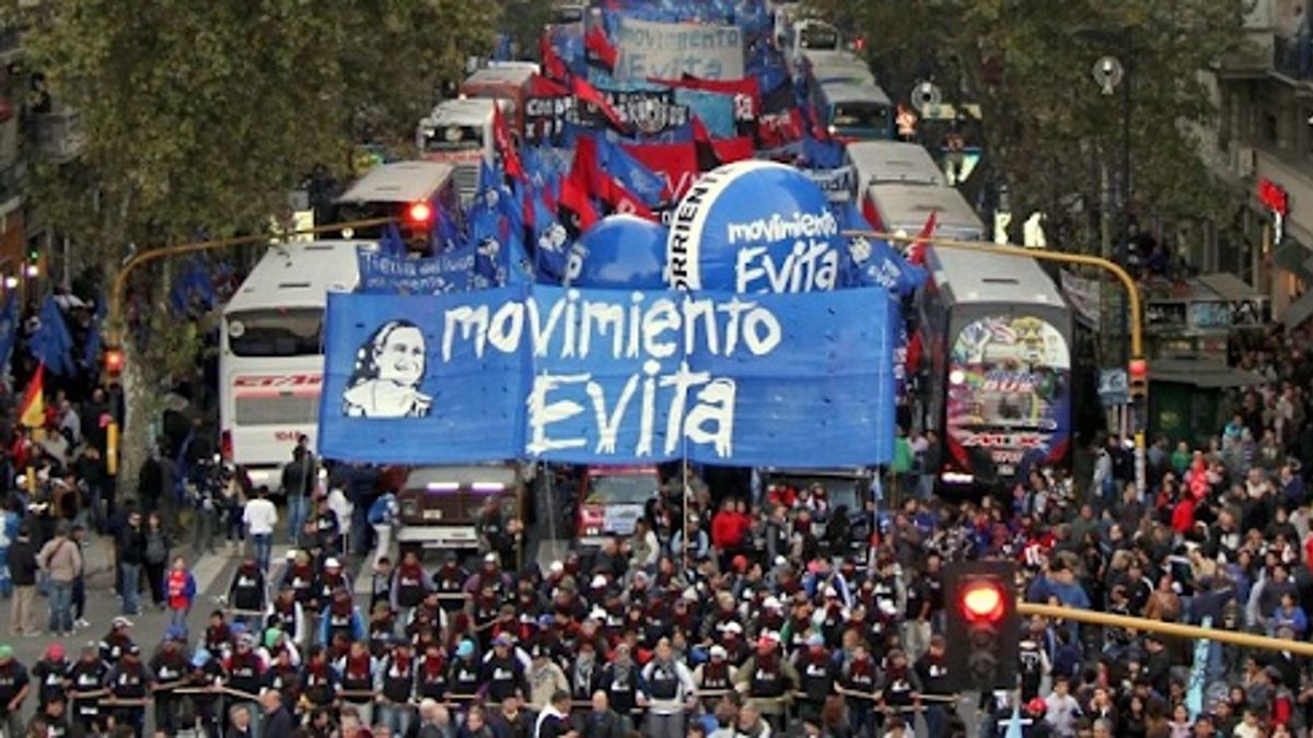 Marcha Del Movimiento Evita Y Barrios De Pie En Apoyo Al Presidente