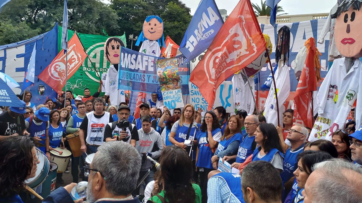 Reforma Jubilatoria Protesta Docente Frente A La Legislatura Santafesina