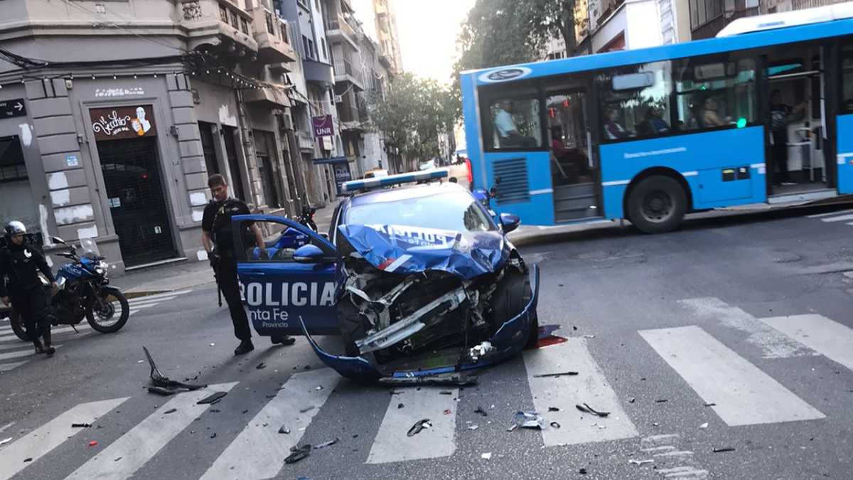 Violento Choque Entre Un Patrullero Y Un Colectivo En Pleno Centro