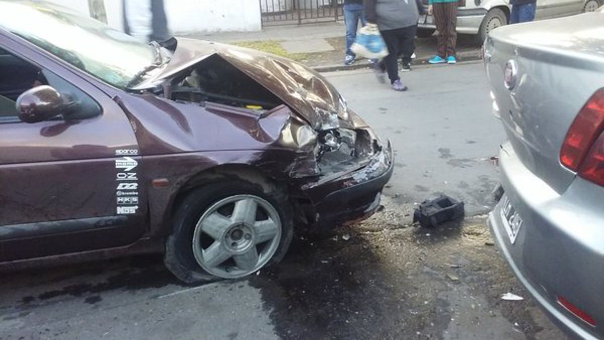 Manejaba borracho casi atropella a un hombre chocó un auto y los