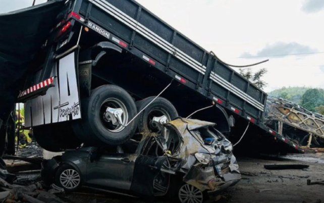 Tragedia en Brasil un micro pinchó una rueda impactó contra un camión