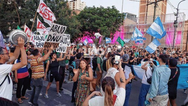 Cacerolazo En Contra Del Dnu De Milei Cerca De Santafesinos Se