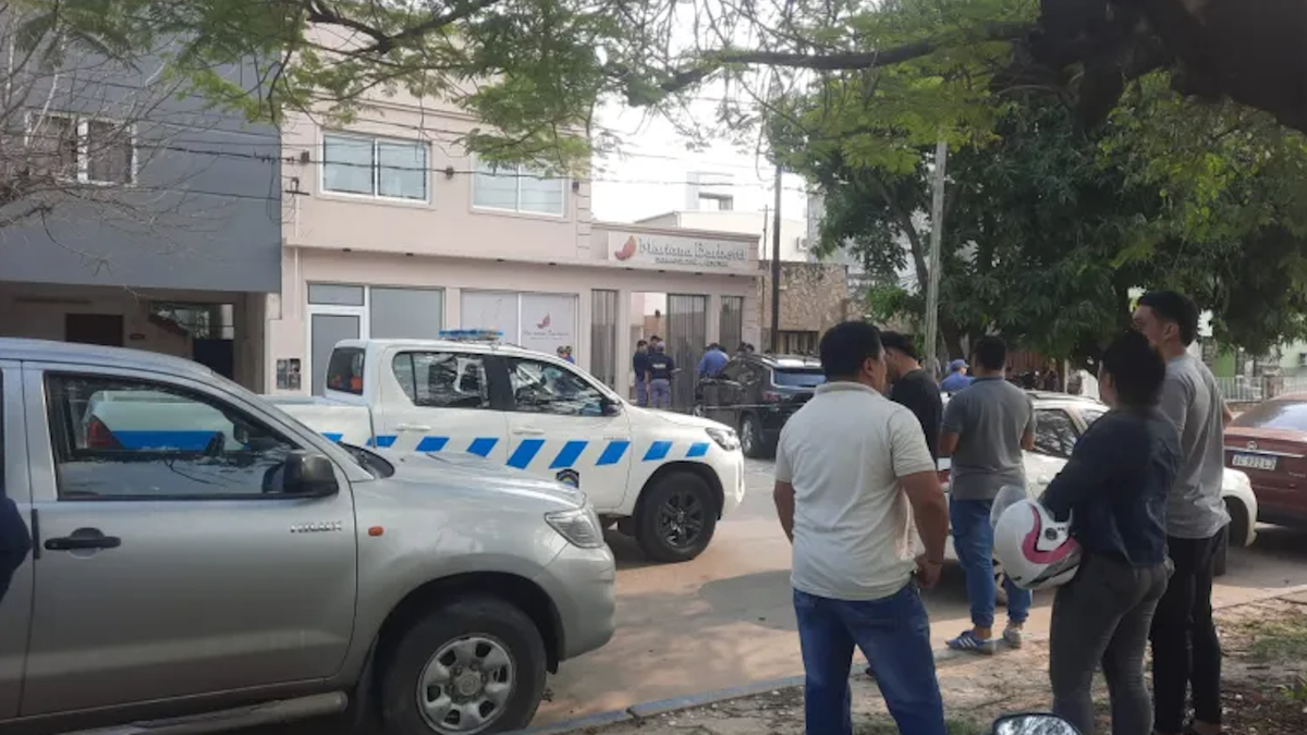 Un policía ingresó a un centro de estética asesinó a su ex pareja e