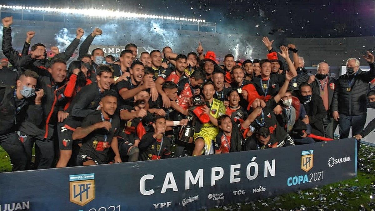 El plantel de Colón campeón y la situación contractual