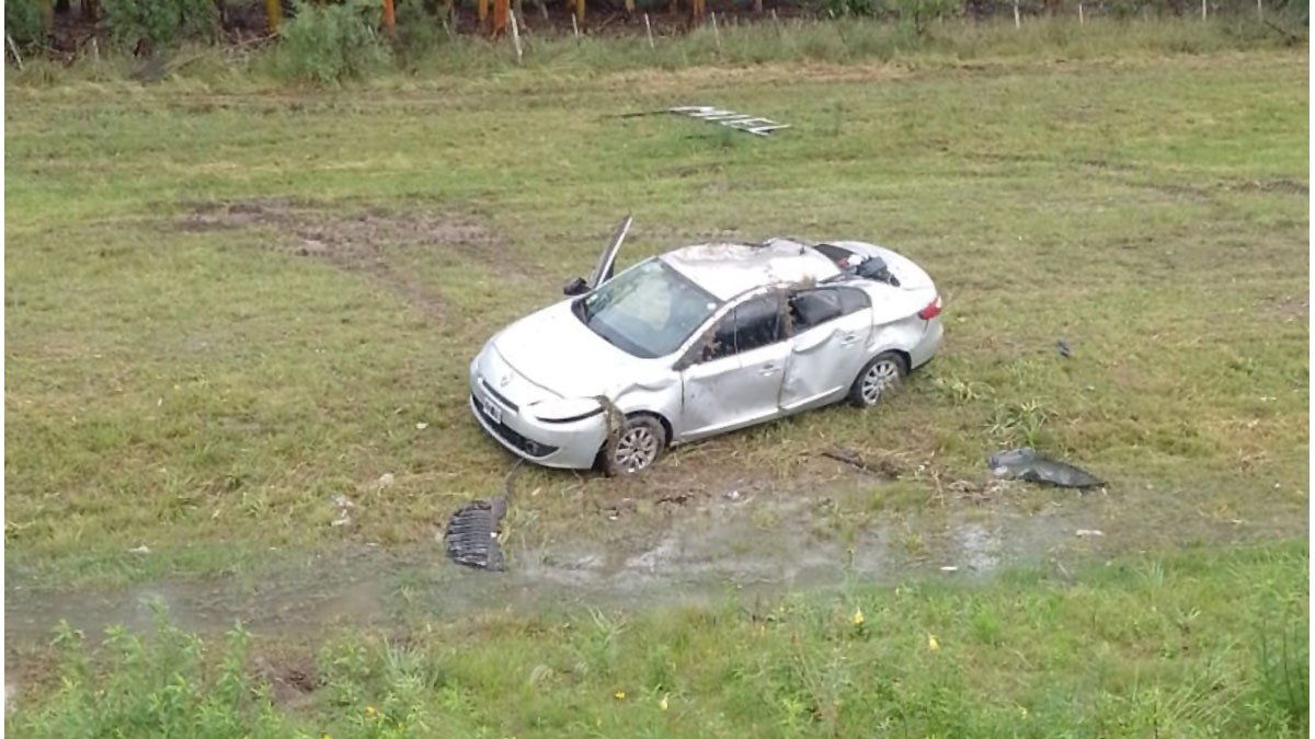 Ruta 14 una pareja volcó y se salvó de milagro