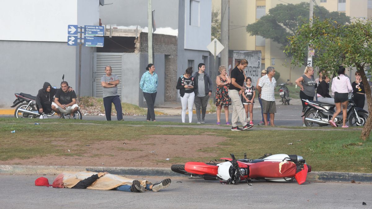 Un joven motociclista murió tras chocar contra un auto en la zona norte