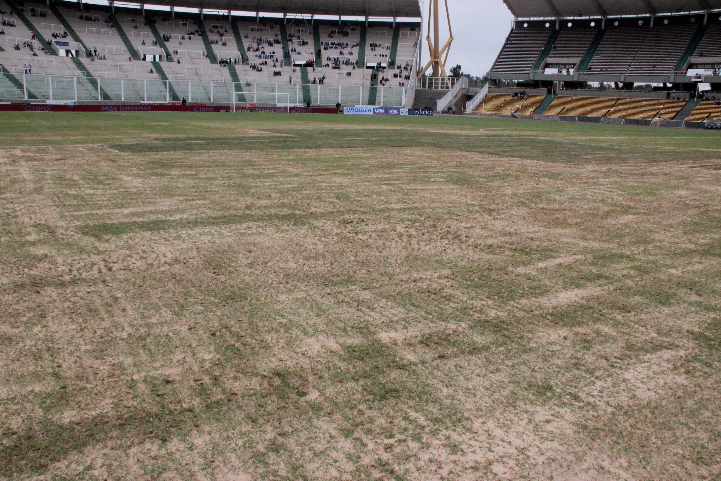 El Vergonzoso Estado Del Campo De Juego Del Estadio Mario Kempes