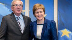 Tope. Sturgeon y el líder de la CE, Jean-Claude Junker, en Bruselas.