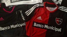 Newells tiene un nuevo sponsor en la camiseta: el Banco Municipal de Rosario. Newells tiene un nuevo sponsor en la camiseta: el Banco Municipal de Rosario.