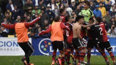 Ramillete rojinegro.Con Unsain más arriba que todos, los pibes rojinegros festejan el pase a semifinales. Ramillete rojinegro.Con Unsain más arriba que todos, los pibes rojinegros festejan el pase a semifinales.