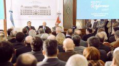 El gobernador de Santa Fe, Miguel Lifschitz, presentó hoy las bases para la reforma de la Constitución provincial. El gobernador de Santa Fe, Miguel Lifschitz, presentó hoy las bases para la reforma de la Constitución provincial.