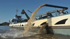 Areneros. En Victoria estiman que hay 50 barcos, de variada capacidad, operando diariamente desde puertos santafesinos. Areneros. En Victoria estiman que hay 50 barcos, de variada capacidad, operando diariamente desde puertos santafesinos.