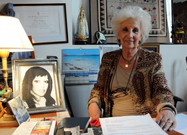 Estela de Carlotto en la sede de Abuelas y junto al retrato de su hija Laura, desaparecida y asesinada en 1978.