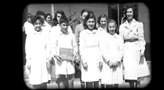 Estela educadora. La presidenta de Abuelas cuando ejercía la docencia, junto a un grupo de alumnos.