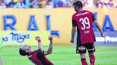 A sus pies. La Fiera marcó el tanto del triunfo y lo grita arrodillado, mientras se acerca Elías. A sus pies. La Fiera marcó el tanto del triunfo y lo grita arrodillado, mientras se acerca Elías.