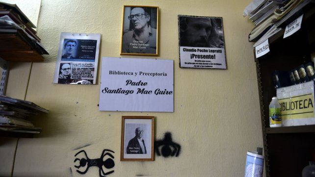 Mac Guire, rodeado de retratos de Mugica, Angelelli y Pocho Lepratti.