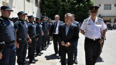 Efectivos. El mandatario mendocino, en un reciente acto con la Policía. Efectivos. El mandatario mendocino, en un reciente acto con la Policía.