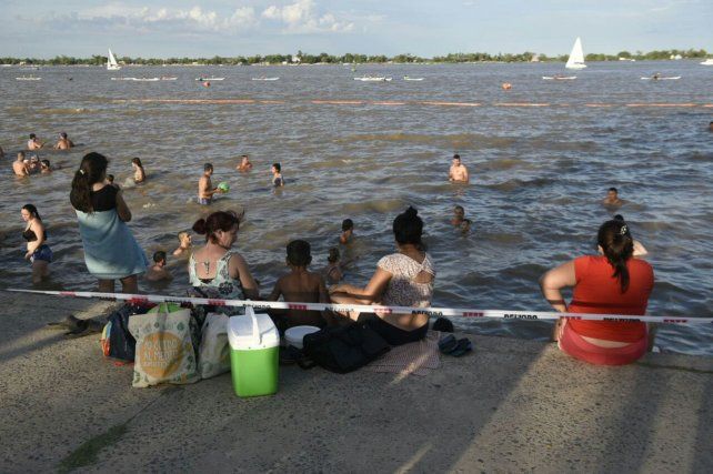La GUM instaló una faja para evitar el ingreso de bañistas al río, pero muchos hicieron caso omiso.