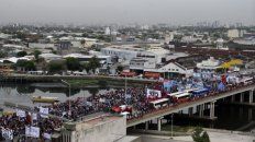 Masivo. Una gruesa columna de trabajadores desocupados transita por el puente Pueyrredón en Buenos Aires. Masivo. Una gruesa columna de trabajadores desocupados transita por el puente Pueyrredón en Buenos Aires.