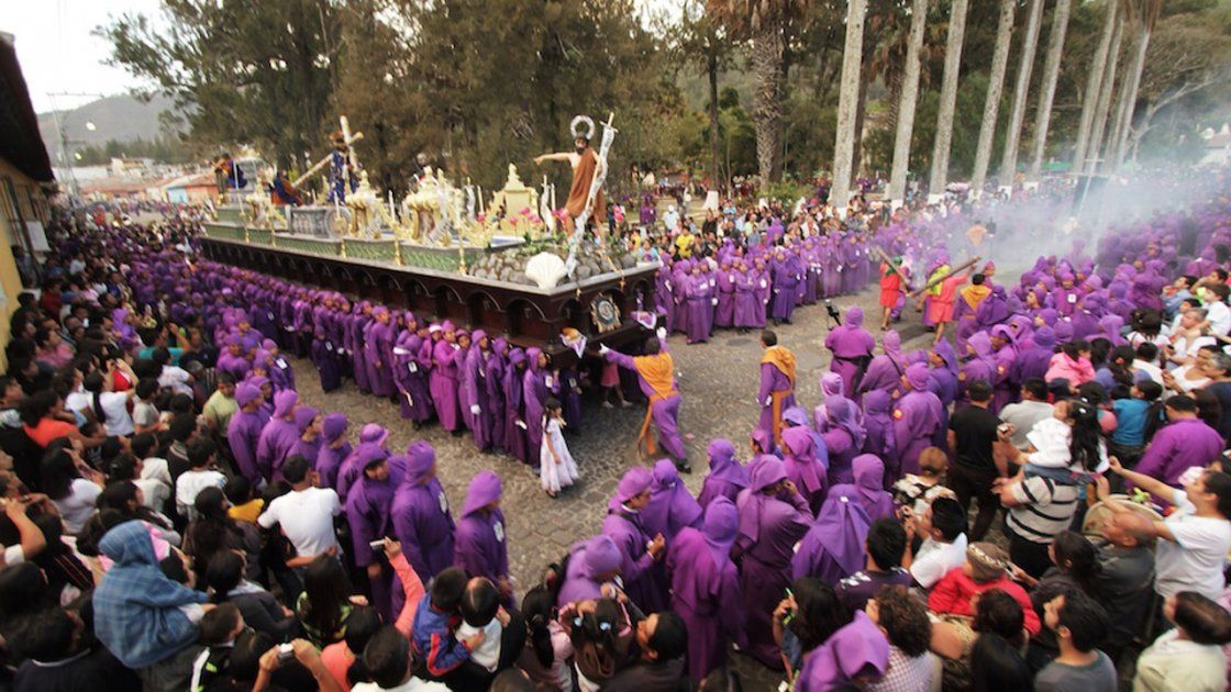 La colorida procesión de Semana Santa en Antigua Guatemala