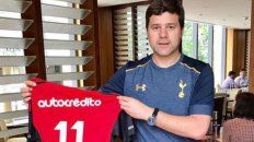Pochettino lució orgulloso la camiseta que le envió Maxi Rodríguez. Pochettino lució orgulloso la camiseta que le envió Maxi Rodríguez.