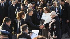bienvenido. El gobernador y la intendenta recibieron al presidente al pie del Monumento, en un acto fugaz. bienvenido. El gobernador y la intendenta recibieron al presidente al pie del Monumento, en un acto fugaz.