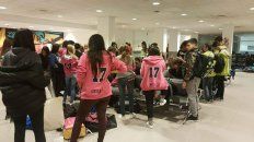 Alumnos de María Auxiliadora, en el aeropuerto de Fisherton. Alumnos de María Auxiliadora, en el aeropuerto de Fisherton.