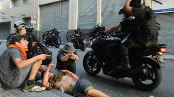 liberaron al policia acusado de pasar por arriba con una moto a un manifestante liberaron al policia acusado de pasar por arriba con una moto a un manifestante