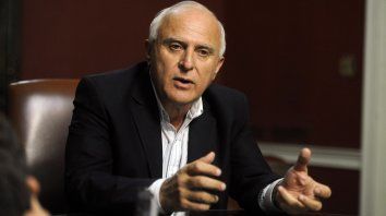 El gobernador Miguel Lifschitz impulsa la reforma de la constitución. El gobernador Miguel Lifschitz impulsa la reforma de la constitución.
