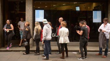 el dolar no detiene su marcha alcista y en rosario cerro a $23 el dolar no detiene su marcha alcista y en rosario cerro a $23