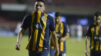 Eliminado. La desazón de Mauricio Martínez tras la caída canalla en el Morumbí. Eliminado. La desazón de Mauricio Martínez tras la caída canalla en el Morumbí.