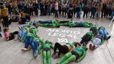 Intervenci贸n. Mujeres pintadas de verde formaron un coraz贸n en el piso. Intervenci贸n. Mujeres pintadas de verde formaron un coraz贸n en el piso.